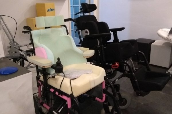 Adaptação para Cadeira de Rodas: o que pode ser personalizado para melhorar a postura e o conforto?