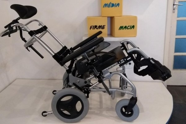 Cadeira de Rodas Adaptada para Paralisia Cerebral. Postura e Desenvolvimento.