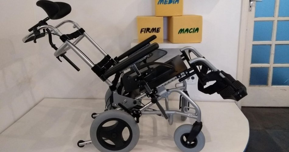Cadeira de Rodas Adaptada para Paralisia Cerebral. Postura e Desenvolvimento.